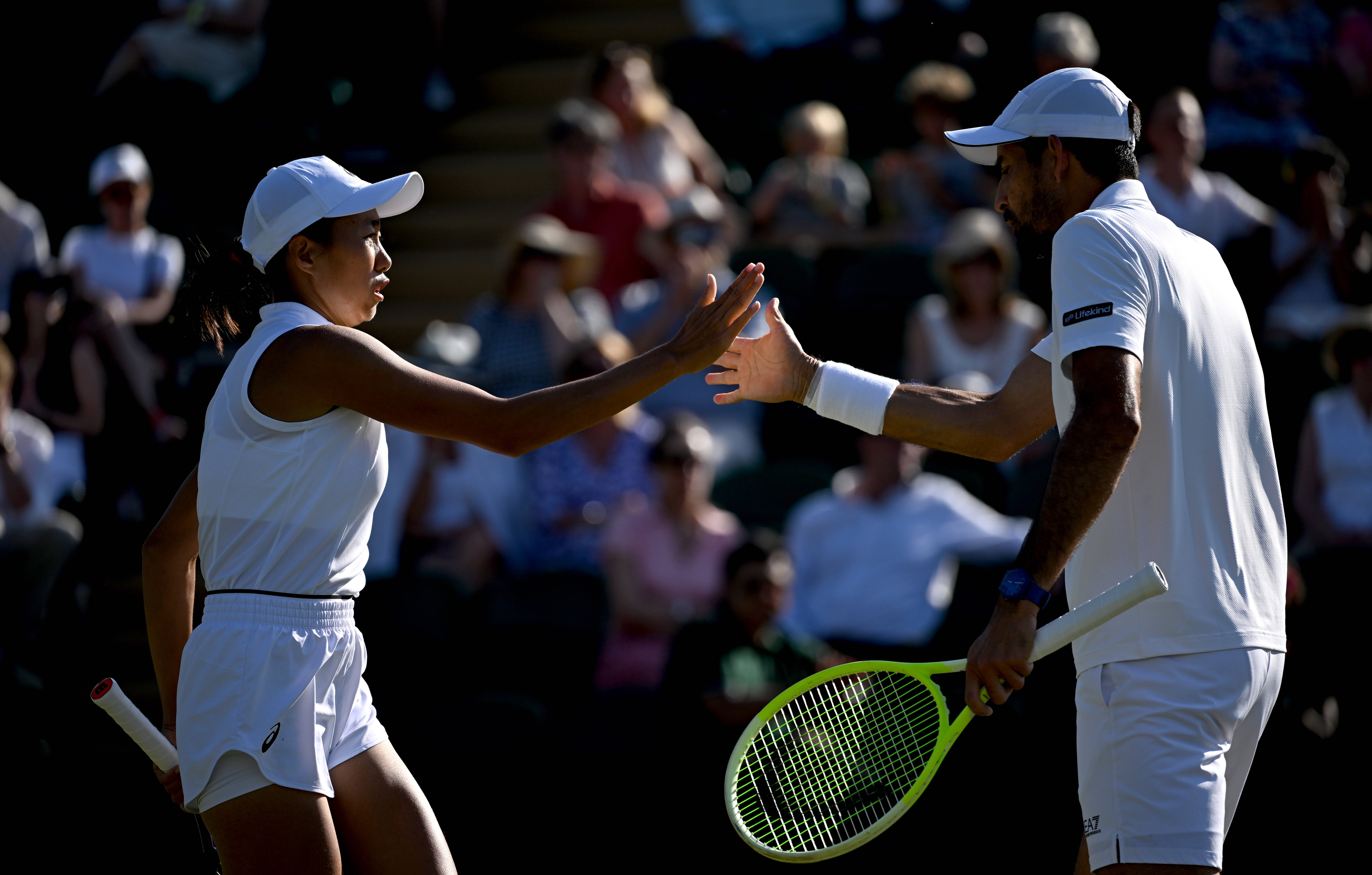 关于网球场外新闻不断，话题热度爆表的信息