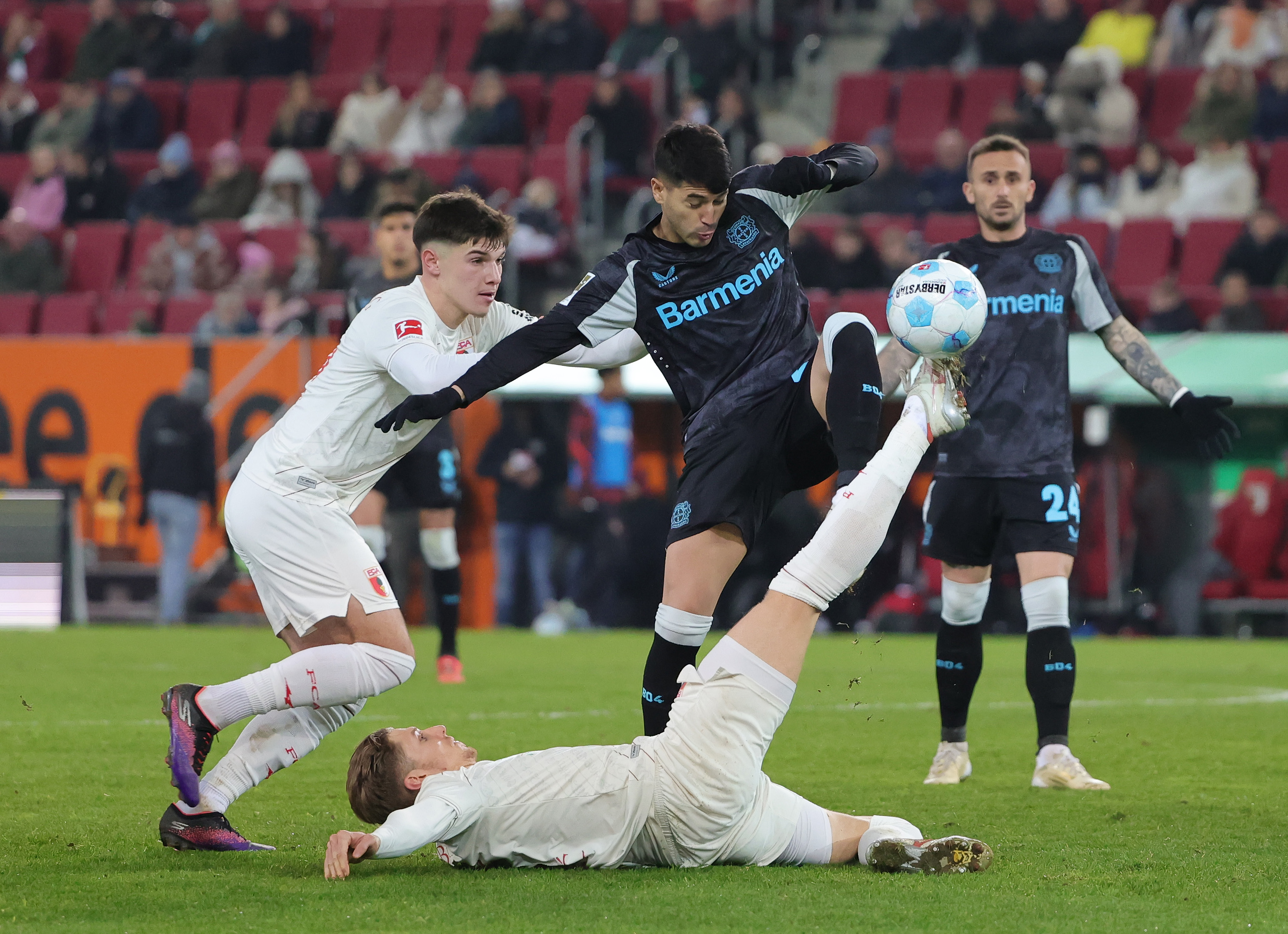 马德里竞技绝杀勒沃库森，马丁内利点燃赛场